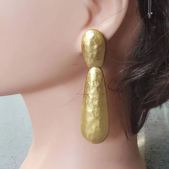 Signed Vendome Hammered Matte Gold-tone Long Clip-on Earrings - Picture 3 of 10
